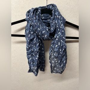Women’s scarf blue flowered
